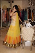 Anjana Sukhani shops at Archana Kocchar store in Juhu, Mumbai on 18th Oct 2011 (51).JPG